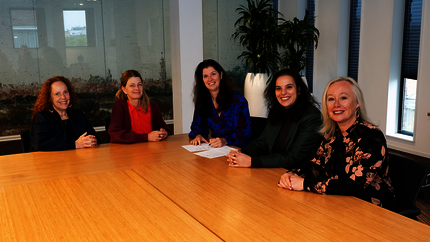 Op de foto v.l.n.r: Sabrina Franken (Pré Wonen), Marit Postma (De Regenboog Groep) Diana van Loenen (Gemeente Haarlem) Rachida el Battioui (Ymere), Marieke Heilbron (Elan Wonen)