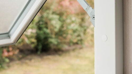 Een kiepraam dat open staat