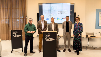 V.l.n.r. Piet Burgering (Gemeente Heemskerk), Maarten Oomes (Pré Wonen), Sjoerd Hooftman (Woonopmaat), Arjen ten Elshof (HVC), Suzanne Klaassen (Gemeente Beverwijk)